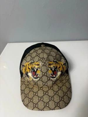 Gucci tiger keps - Gucci tiger keps i storlek M/58cm, väldigt bra skick och vid frågor eller funderingar är det bara att höra av sig😊