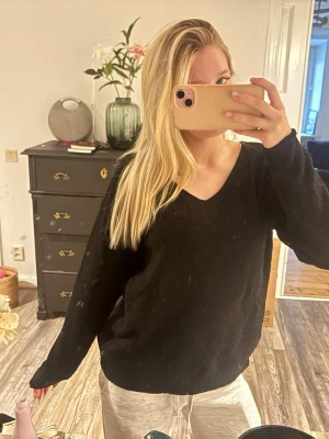 Svart stickad tröja  - Super mysig men tyvärr för stor 