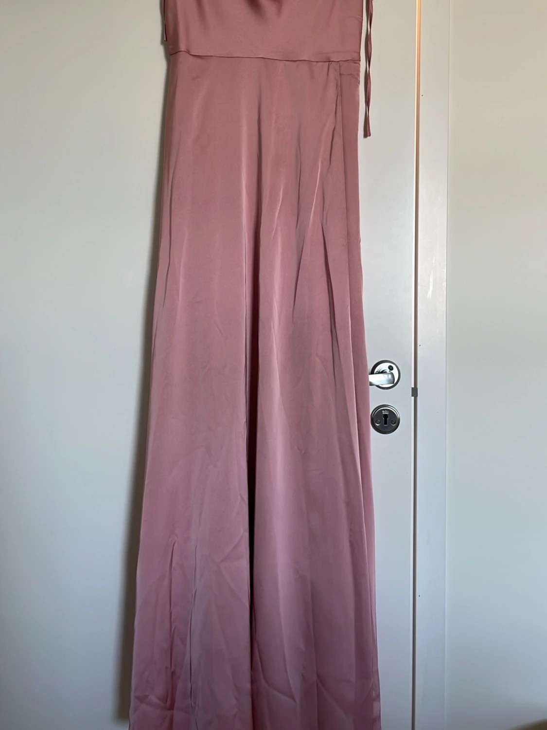 Lång rosa klänning med knytband