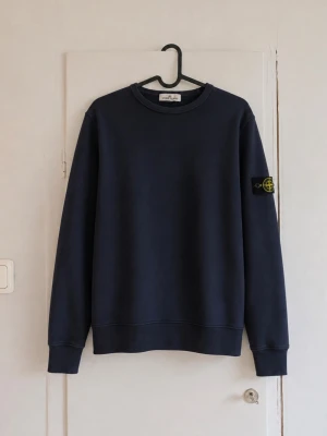 Stone Island sweatshirt - Tjena! Jag säljer en riktigt snygg och populär Stone Island sweatshirt😁 Den är i mycket bra skick och har inga fläckar eller skador☺️ Den är självklart äkta✅ Skicka om du har några frågor och kolla in min profil för andra märkeskläder till riktigt bra priser!😁 Storlek 156 men stor i storlek passar xs i vuxenstorlek!