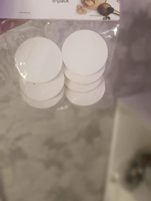 Vita runda makeupsvampar 8-pack - Säljer ett 8-pack vita, runda makeupsvampar perfekta för applicering av foundation, puder eller concealer. Svamparna är mjuka och flexibla, tillverkade i skumgummimaterial som ger en jämn finish. Smidiga att använda och enkla att ta med i sminkväskan.
