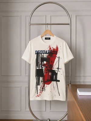 Dsquared2 vit t-shirt, storlek M - Säljer en vit snygg DSquared2 T-shirt i väldigt bra skick, storlek M, nypris 3800kr. Coolt abstrakt tryck i rött, svart och blått, med korta ärmar och är perfekt för en avslappnad stil. Passar bra till både jeans. Skicka ett meddelande om du är intresserad!