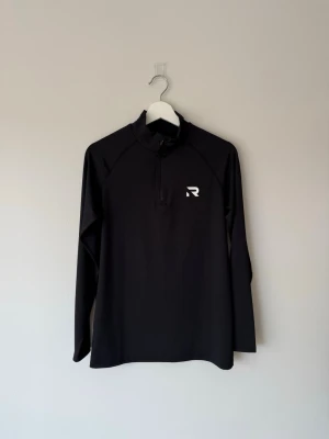Half zip från Reloder - Stretchigt half zip ”Unity longsleeve” från Reloader med bra kvalitet på materialet, känns liksom tung. Har tagit bort lapparna och testat en gång + en tvätt. Passar tyvärr inte i storlek så måste sälja.