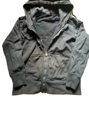 Sail Racing Sample Zip Hoodie - Sail Racing zip hoodie i storlek M men sitter mer som en S. Hoodie än är i mycket bra skick och har endast används ett fåtal gånger! Hör av dig vid funderingar!