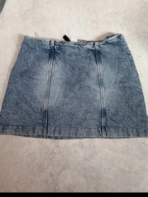 Blå jeanskjol med söm-detaljer - Snygg kort jeanskjol från h&m. 