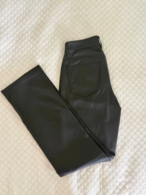 Skinnbyxor - Svarta skinnbyxor i straight modell från Bik Bok i storlek 38. Använt en gång, bra skick👖🖤