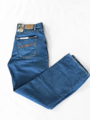 Nudie jeans Tuff Tony - Endast provade med lapparna kvar ‼️Säljer ett par klassiska nudie jeans i modellen Tuff Tony med raka ben . Jeansen har fem fickor, knappgylf och snygga kontrastsömmar. Tillverkade i slitstark denim som passar perfekt till en avslappnad stil.