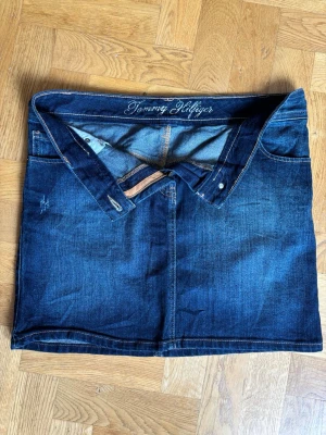 Jeanskjol Tommy Hilfiger - Jättefin jeanskjol med lite stretch i tyget. 42 cm lång.