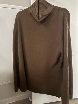 Brun stickad polotröja🍂❤️ - Mysig brun stickad polotröja med ribbad hög krage och långa ärmar. 100% ULL Tröjan har en avslappnad passform och är perfekt för kyligare dagar. Materialet känns mjukt och bekvämt mot huden. NYPRIS 1200kr❤️ perfekt för hösten 🍁