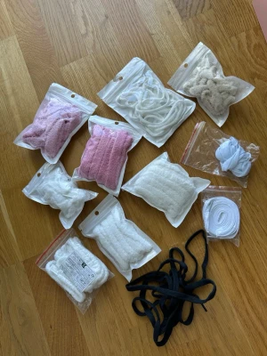 Skosnören  - Skosnören i olika färger och bredder. Vissa förpackningar är öppnade, andra oöppnade, men samtliga är oanvända. Nypris ca 50kr/par. Säljer alla för 149kr