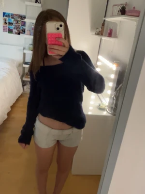 Mörkblå stickad tröja - Mörkblå off shoulder stickad tröja med lång ärm från pacsun/brandy Melville. Jag upplever att den är ganska lång i passformen men resten av tröjan passar som storlek S. Jag brukar vika in ena sidan så som jag har på bilden för att göra den kortare!