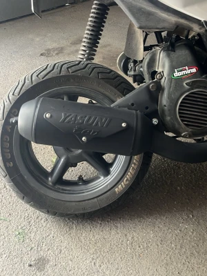 Yasuni svart avgassystem scooter - Nästa sprillans nytt yasuni eco trim rör från twostroke, jag har kört med röret inte mer än 300km, de är ostrypt och pluggen ligger nånstans i nått dike, Röret passar till en Yamaha slider och de presterar bra med en 50cc och en 50cc sport cylinder, Skirv om de skulle vara något som du undrar! Mvh