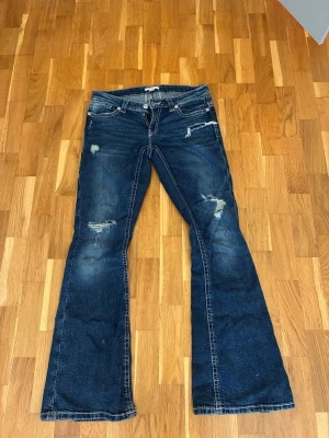 Bootcut jeans - Säljer ett par blå bootcut jeans från Gina Tricot. Använda ett fåtal gånger. Skönt och stretchigt material. Skriv om du har frågor🥰