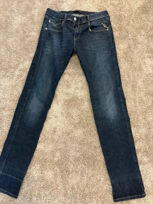 Mörkblå slim fit jeans - Snygga mörkblå slim fit jeans från replay. Jätte bra skicka, använd fåtal gånger. Replay Anbass, 30/32.     Skick 9/10.