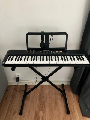 Yamaha keyboard  - Säljer detta riktigt fina Keyboard Yamaha PSR-F52 som endast är använt 1 gång!  Som sagt otroligt fin keyboard som är i helt nytt skick Finns i Norrköping  Pris kan diskuteras vid snabb affär🤗