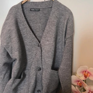 Grå stickad tröja - Superfin stickad tröja som är oversized