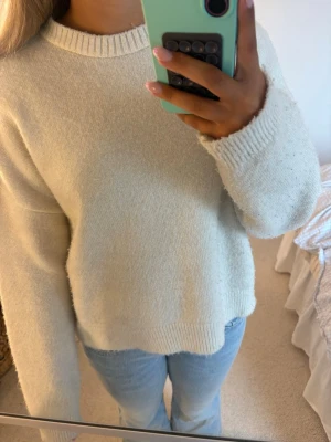 Vit stickad tröja från Subdued - Mysig vit stickad tröja från Subdued i storlek S. Tröjan har en klassisk rund halsringning, ribbade muddar och är långärmad. Perfekt till jeans eller kjol för en enkel och clean look.