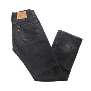 Vintage Levi's 501 Black Jeans (W28/L30) - Svarta vintage Levi's 501-jeans i storlek W28/L30.