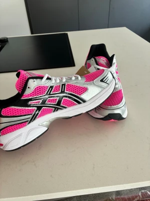 Rosa asics  - Helt nya Rosa Asics storlek 44. Väldigt trendiga och efterfrågade skor. Skickas samma dag eller dagen efter!