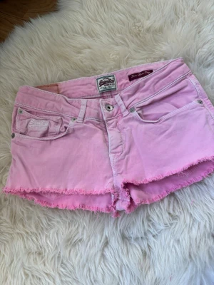 Rosa jeansshorts  - Ett par snygga jeansshorts i super fin färg. De är från superdry och i storlek 26! 💕