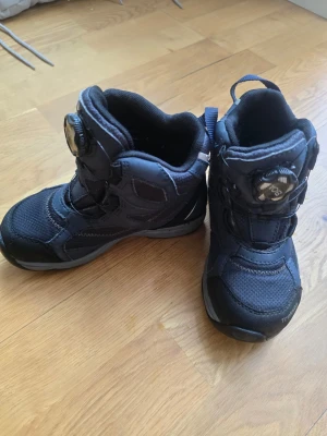 Barn skor jacka - 100kr per vara. Jacka storlekar 100-116 skostorlek 27-29