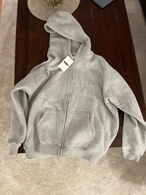 Risky hoodie grå - Risky hoodie. Helt ny,oanvänd. Storlek M. Pris kan diskuteras vid snabbt köp.