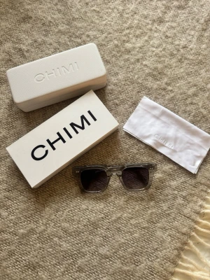 Transparenta solglasögon från CHIMI - snygga solglas ögon från chimi 04 grey medium