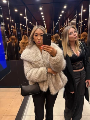 Beige fluffig pälsjacka - Säljer en supermjuk och fluffig beige pälsjacka från Zara med bred krage och avslappnad passform. Jackan har en lyxig look och är perfekt för kalla vinterdagar. Passar dig som vill sticka ut och hålla dig varm med stil. Använd max 3 gånger 