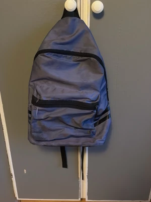 Lila ryggsäck från Adidas - Lila ryggsäck från Adidas. Smuts fläckar.