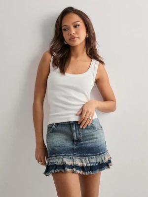 Kort jeanskjol med volangkant - Säljer denna SNYGGA HELT SLUTSÅLDA jeanskjol DEN ÄR HELT NY DÅ DEN INTE PASSA MIG i blå denim med slitna volangdetaljer längst ner. Kjolen har klassisk femficksdesign och råa kanter för en trendig look. Perfekt för dig som vill ha en cool och avslappnad stil.