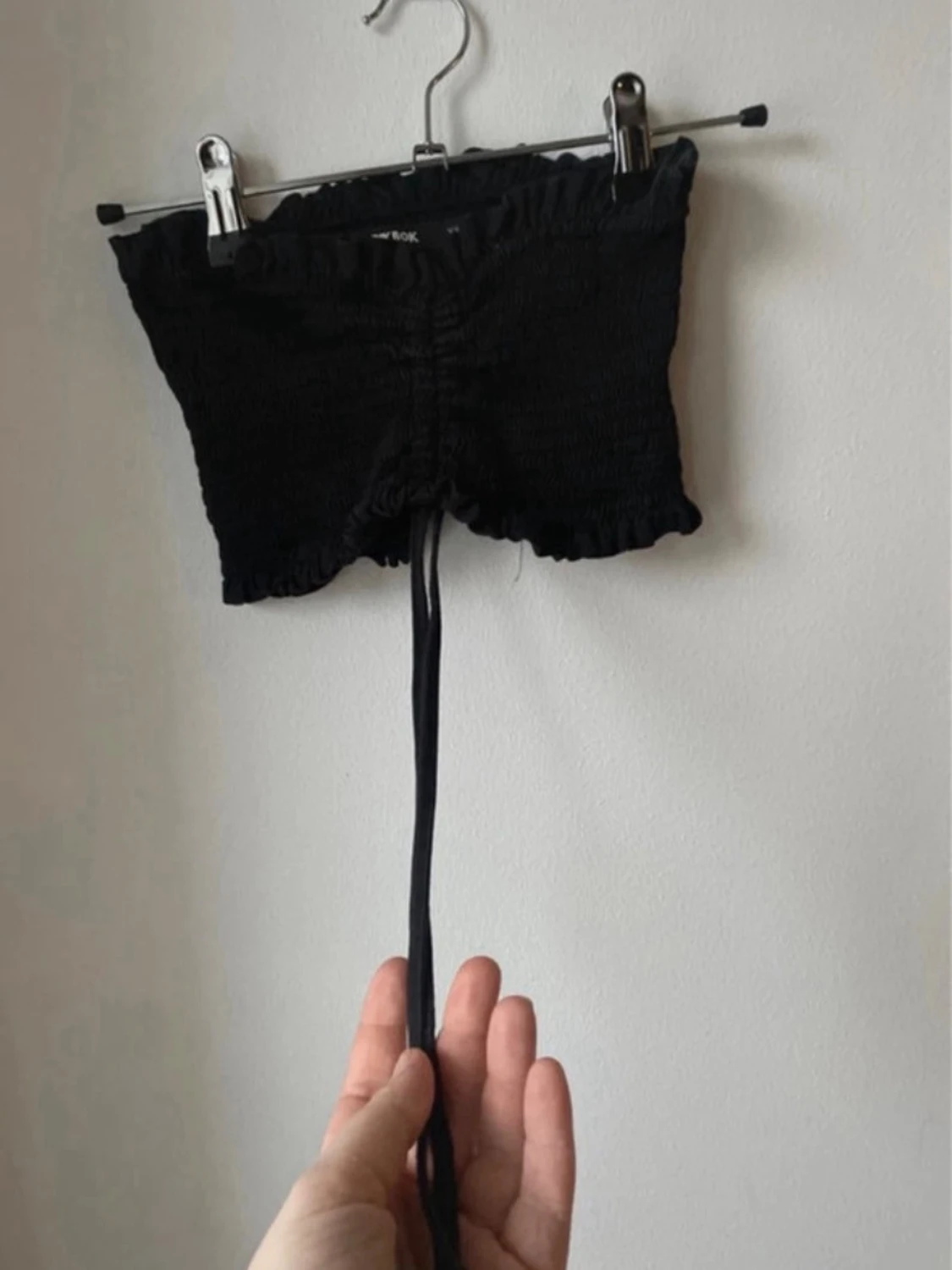 Svart smockad tubtopp från BikBok - 4
