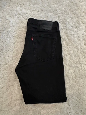 Levis 514 - Ett par feta svart Levis 514 jeans i storlek 31/32. Inga tecken på användning. Skriv vid funderingar ✌️Kom gärna med prisförslag💸