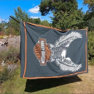 Harley-Davidson påslakan med örntryck - Stort och mjukt påslakan från Harley-Davidson i svart med orange kant och stor logga samt örntryck.  Bra skick