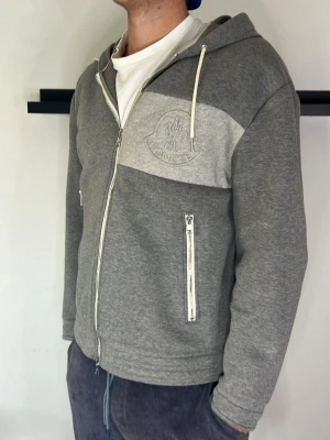 Moncler Maglia Cardigan - Fint skick! (Oversized) Personen på bilden är 192