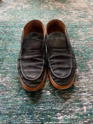 Loro Piana Open Walk - Säljer nu mina VÄL ANVÄNDA Loro Piana open walk i storlek 40,5 (passar mig som har 42) Skorna behöver definitivt ett besök hos ett sko-sjukhus (skomakare) som byter ut sulan. Jag har tidigare varit hos en skomakare och fick ett ungefärligt pris. Hojta till vid frågor!🤗