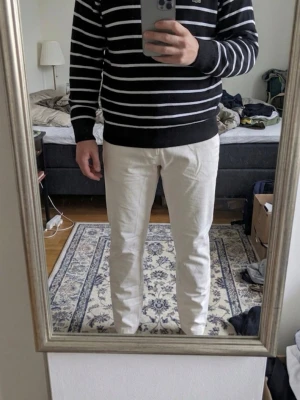 Lacoste tröja - Mycket snygg Lacoste-tröja i storlek XL men passar alla mellan 170-189 och väger runt 70-90 kg. Jag är 175 och väger 71 kg och den ser normalt ut på mig.  Obs: detta är inte barnstorlek, utan vuxenstorlek, men passar alla med den längd och vikt jag listade ovan.