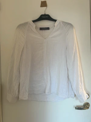 Vit blus från Primark - Säljer en luftig vit blus från Primark i storlek XS. 