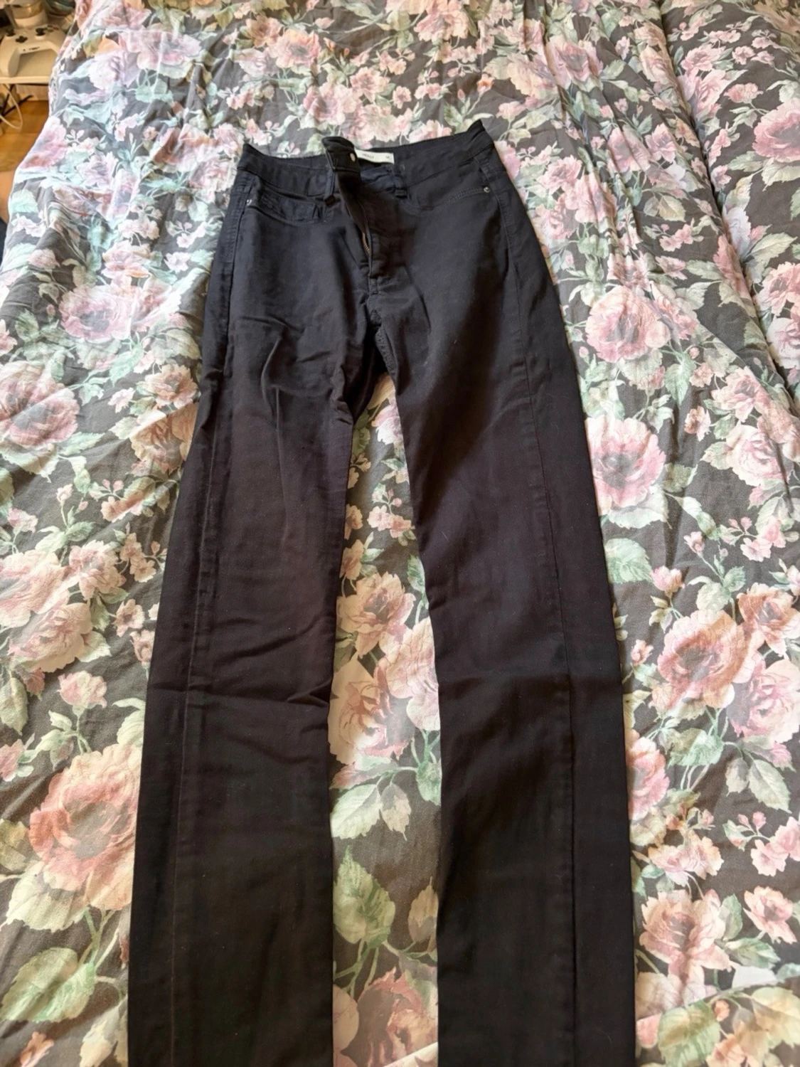 Svarta raka jeans