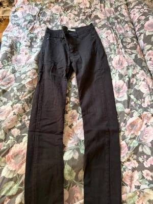 Svarta raka jeans - Säljer ett par svarta jeans med rak passform och klassisk femficksdesign. Jeansen har normal midja och är tillverkade i ett mjukt denimtyg som ger en skön känsla. Perfekta till en avslappnad stil och funkar året runt.