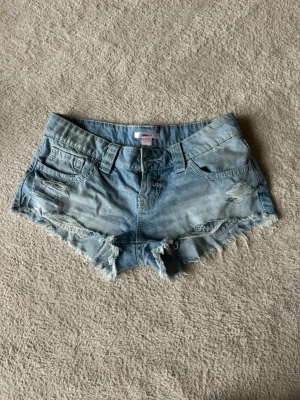 Ginatricot Jeanshorts - Ljusblåa jeansshorts från Ginatricot, lowwaist med slitningar.