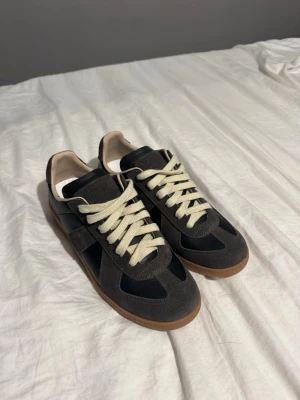 Maison margiela skor - Säljer ett par svarta och bruna Maison margiela skor!! De är endast testade och ej använda. Skriv i pm för frågor eller prisförslag OBS! Ej äk__ta!! Låda och dustbag tillkommer!