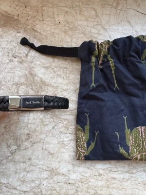 Paul smith flätat armband  - Ett snyggt flätat magnet armband från guldfynd - helt oanvänt.  Säljer då jag fick det i present och nu mera har dubbletter!  Från Paul Smith ”two tone”, originalpris 1845kr  Köpt på guldfynd. Påsen ingår🙌