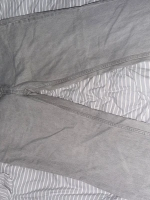 Ljusgrå raka jeans - Säljer ett par ljusgrå jeans med rak. Jeansen har normal midja. Perfekta för en avslappnad och stilren look. Midwaist 