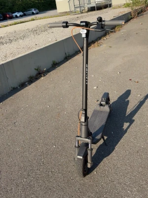 Svart elscooter Navee GT3, hämtas upp! Skåne, Lund - Säljer en svart elscooter från Navee GT3 med robust ram och bred fotplatta. Scootern har stora hjul, handtag med bra grepp och orange kabeldetalj framtill. Perfekt för smidig transport i stan och enkel att ta med sig tack vare hopfällbar design.