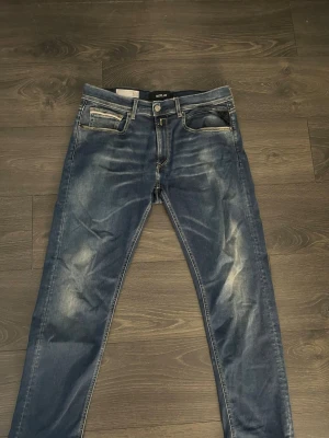 Replay Grover jeans - Säljer ett par snygga blå jeans från Replay, modell Grover. Jeansen har en klassisk femficksdesign, raka ben och slitna detaljer framtill för en cool look. Perfekta för dig som gillar en avslappnad men trendig stil. Hör gärna av dig vid funderingar 😁