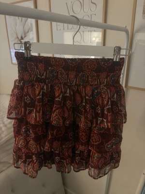 Mönstrad volangkjol från Lindex - Jättefin kort kjol från Lindex med volanger och elastisk midja. 