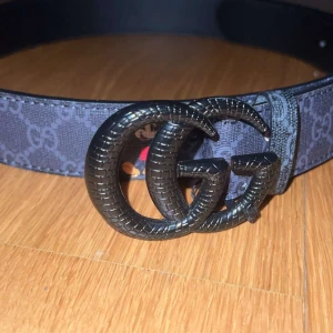 Äkta Gucci bälte  -  gucci bälte kommer med kvitto och allt Jag vill sälja denna Guccibälte då jag har bytt stil och inte vill ha kvar den. BYTEN ACCEPTERAS. Priset kan diskuteras via snabbaffär.