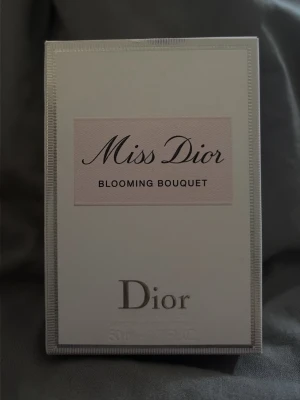 Miss Dior Blooming Bouquet parfym - Miss Dior Blooming Bouquet parfym. Fick förut men gillar ej doften, då jag redan doftat på den i butik så är den helt oöppnad. Nypris på kicks 1229kr. 💕