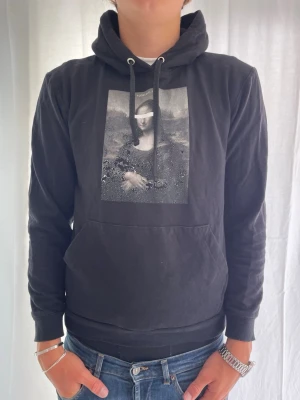 Hoodie snygg - Tjena! Snygg svart hoodie | snyggt tryck | storlek S | skick 7/10 | trycket flagnar | modell 185cm 76kg| denna hoodie passar perfekt till ett par jeans i min profil😁 hör av dig vid minsta lilla fråga eller fundering🕺//Gradioso