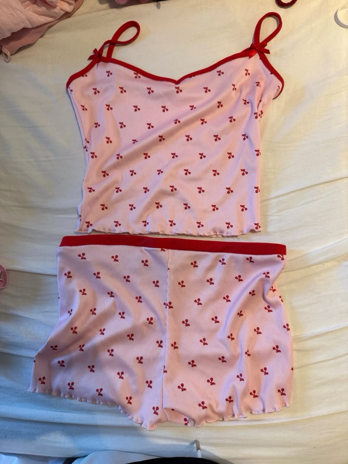 Rosa pyjamas-set med körsbärsmönster